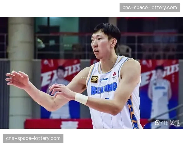 特写：周琦封盖阿不都沙拉木后，两人相视一笑