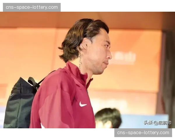 【2026年4月中超联赛·人物·特写老将张琳芃完成职业生涯第450场顶级联赛，赛后获全场掌声