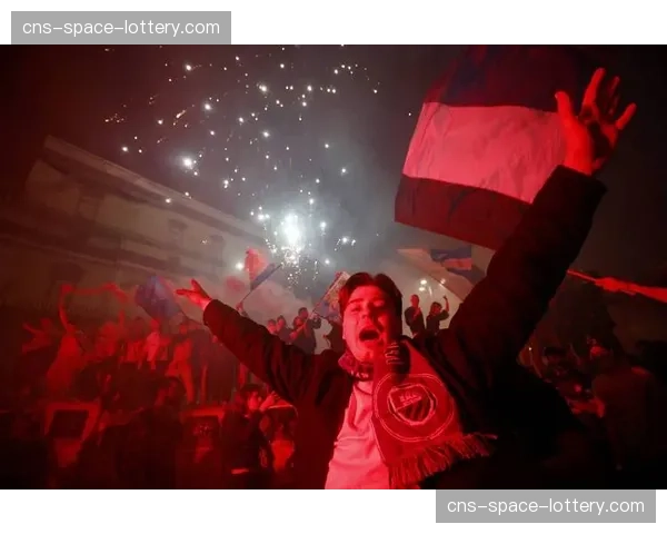 保级成功,洛里昂全队冲入场内与球迷疯狂庆祝